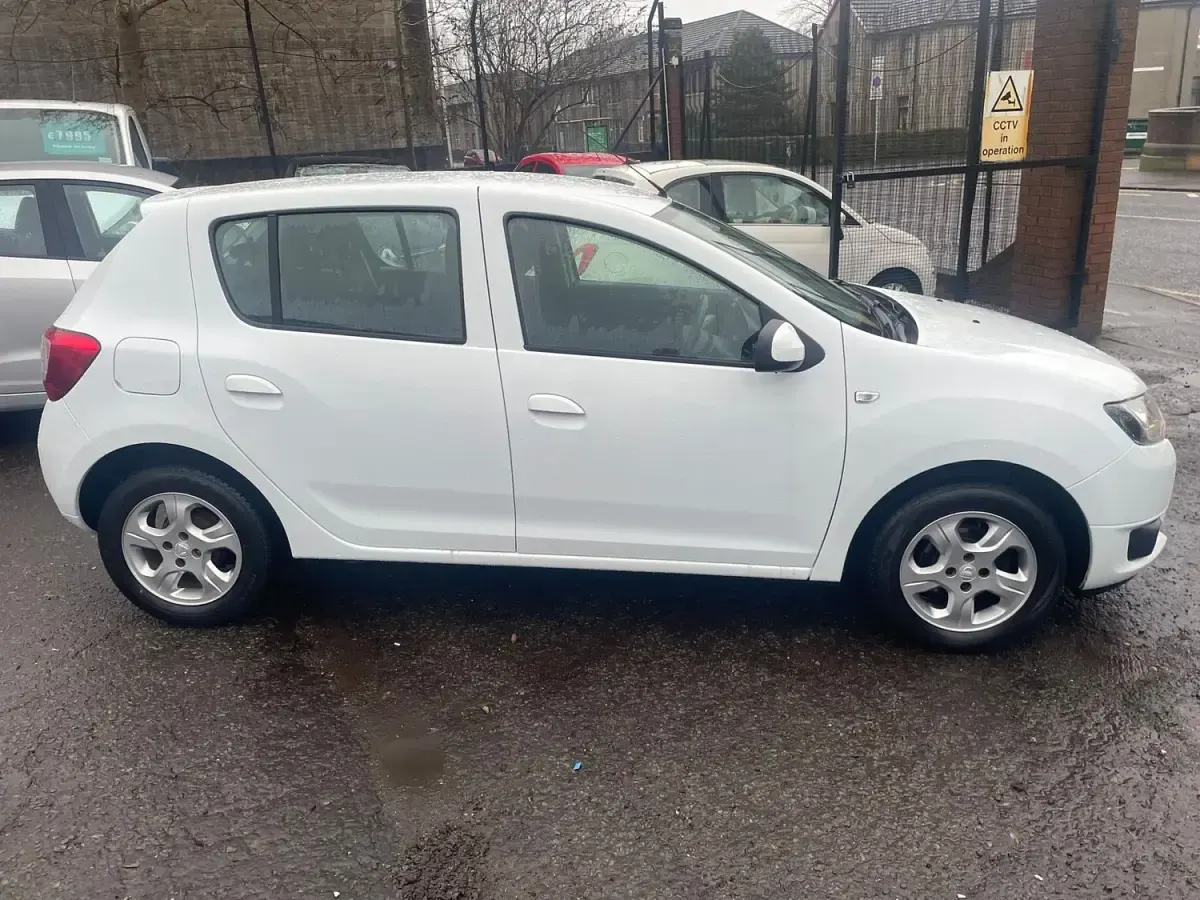 Używany Dacia Sandero Lauréate 90 KM (66 kW) 2015 Biały Hatchback