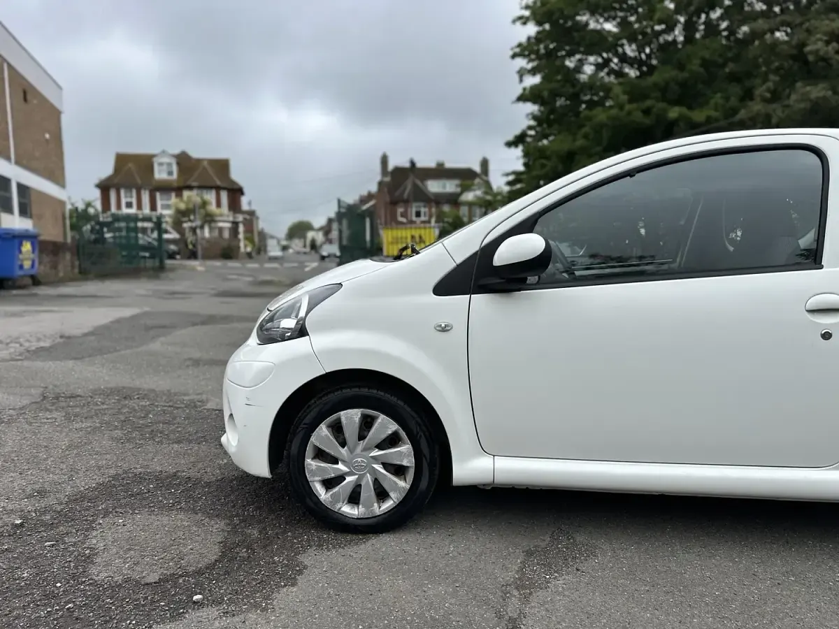 Used Toyota Aygo 68 HP (50 kW) 2014 White Hatchback