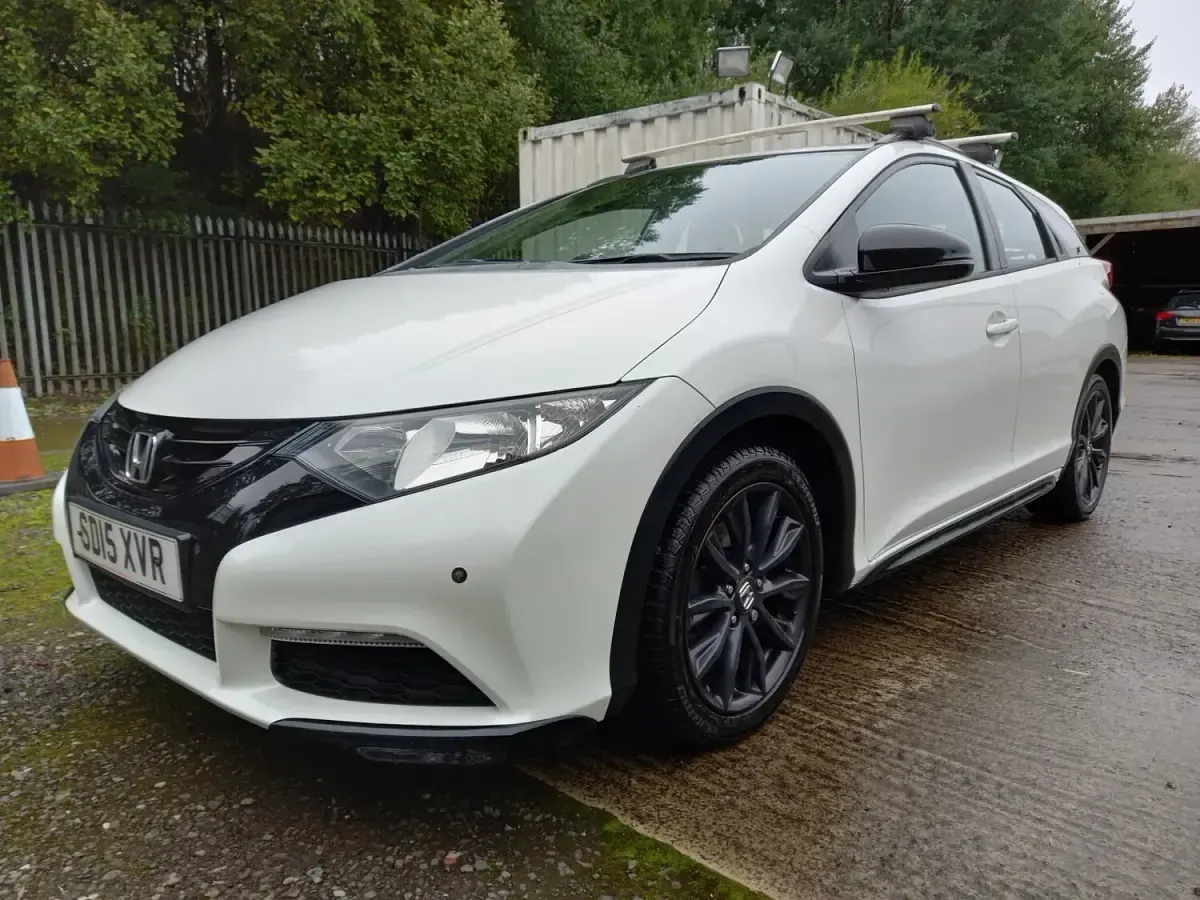 Käytetty Honda Civic Black Edition 120 HP (88 kW) 2015 Valkoinen Farmari