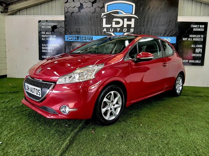 Used Peugeot 208 Active 82 HP (60 kW) 2014 Red Hatchback