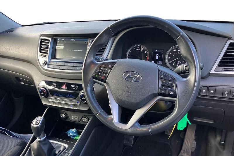 Used Hyundai Tucson SE 132 HP (97 kW) 2018 Red SUV