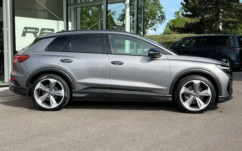Używany Audi Q4 e-tron Black Edition 210 kW (286 KM) 2026 SUV