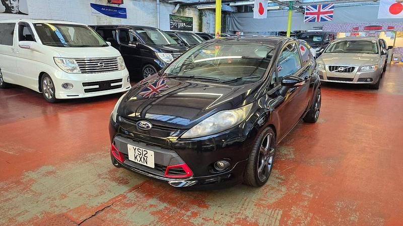 Begagnad Ford Fiesta Zetec 2012 Svart Halvkombi