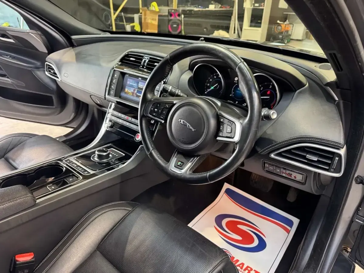 Gebraucht Jaguar XE R-Sport 180 PS (132 kW) 2017 Grau Limousine
