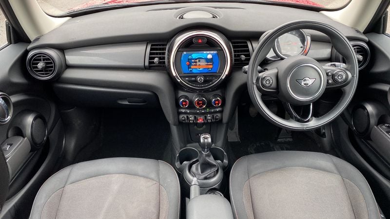 Begagnad Mini Cooper Classic 136 HK (100 kW) 2020 Röd Halvkombi