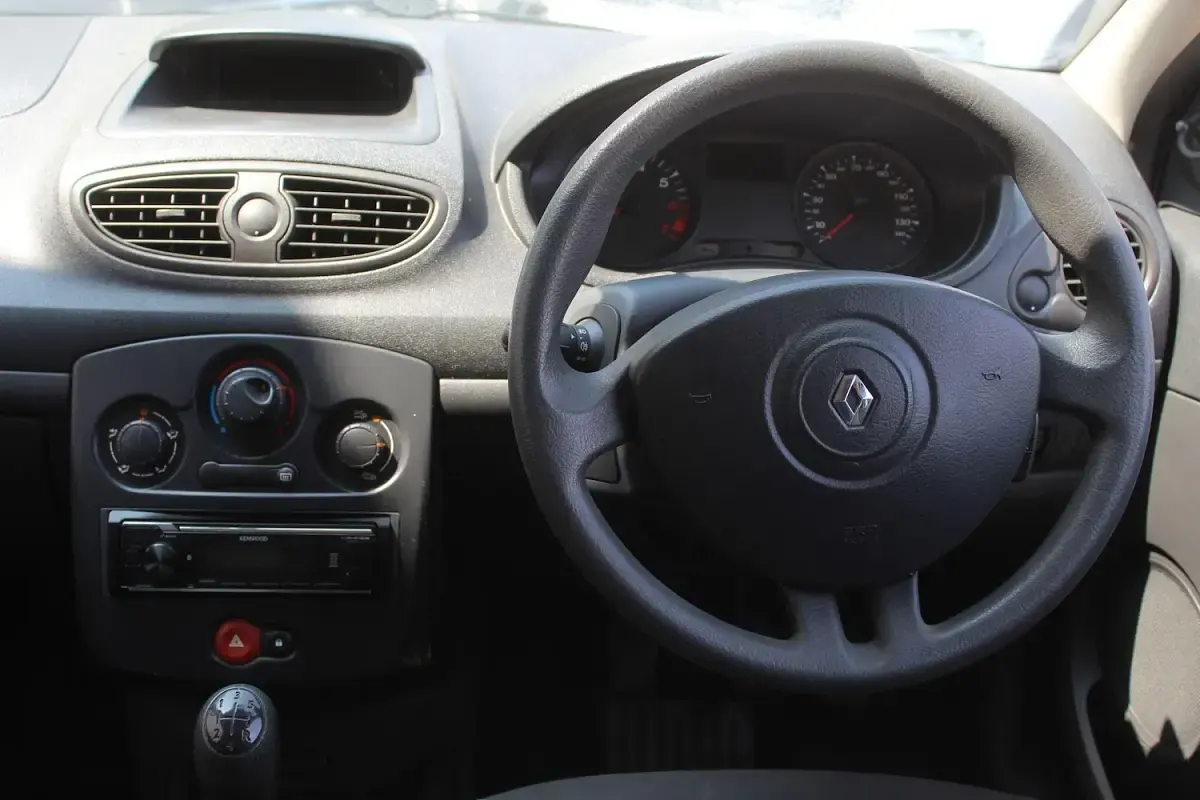 Used Renault Clio Extreme 75 HP (55 kW) 2009 Silver Hatchback