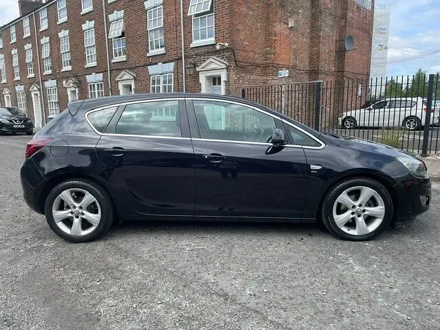 Used Vauxhall Astra SRi 115 HP (84 kW) 2010 Black Hatchback