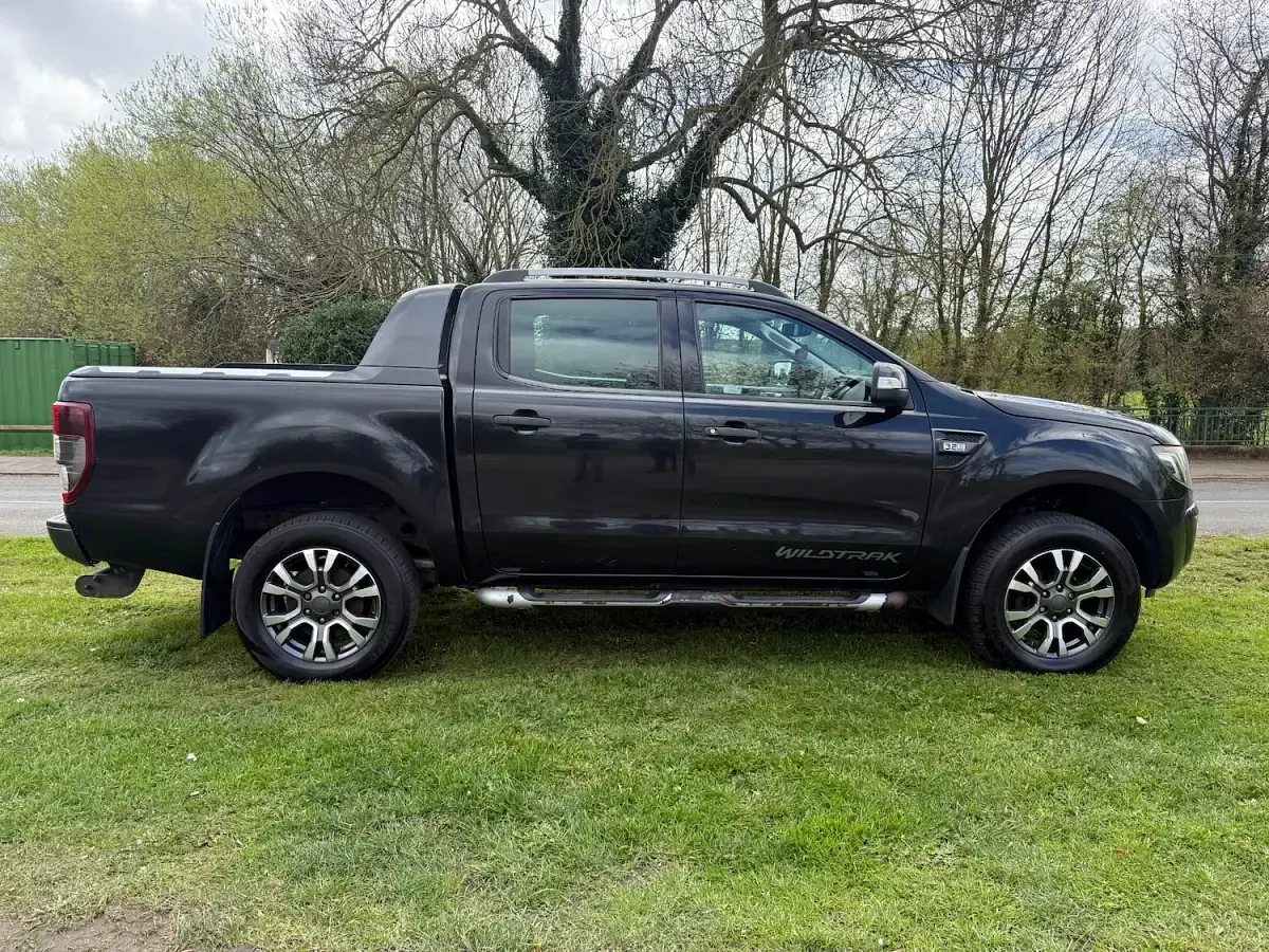 Käytetty Ford Ranger Wildtrack 200 HP (147 kW) 2015 Musta Nouto