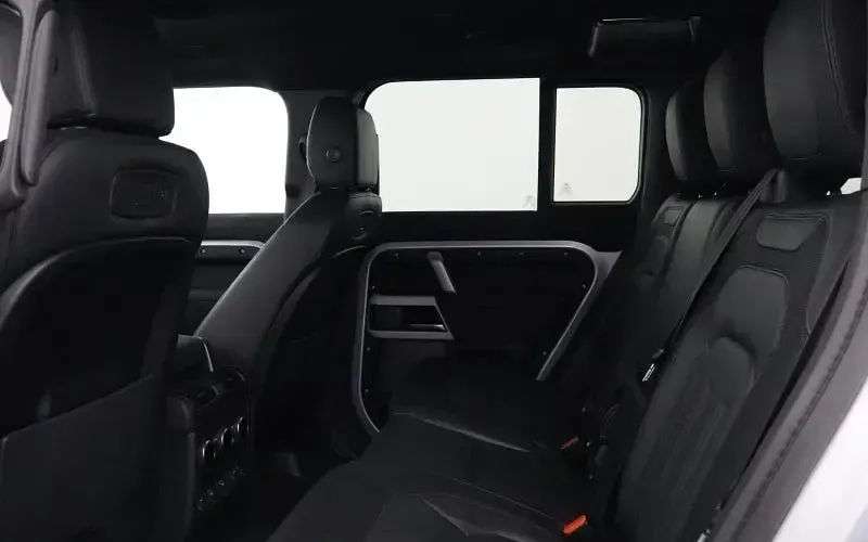 Used Land Rover Defender SE Dynamic 249 HP (183 kW) 2024 SUV