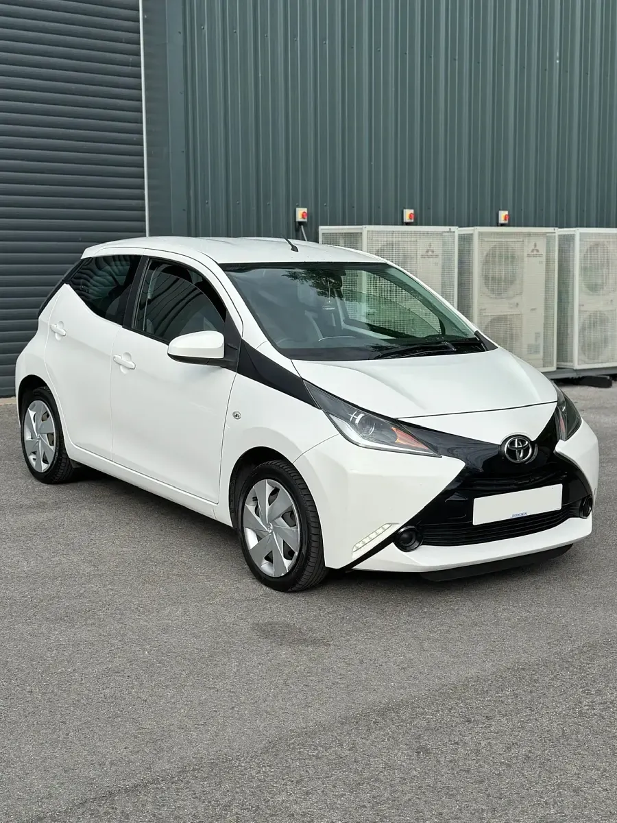 Used Toyota Aygo X-play 2014 White Hatchback
