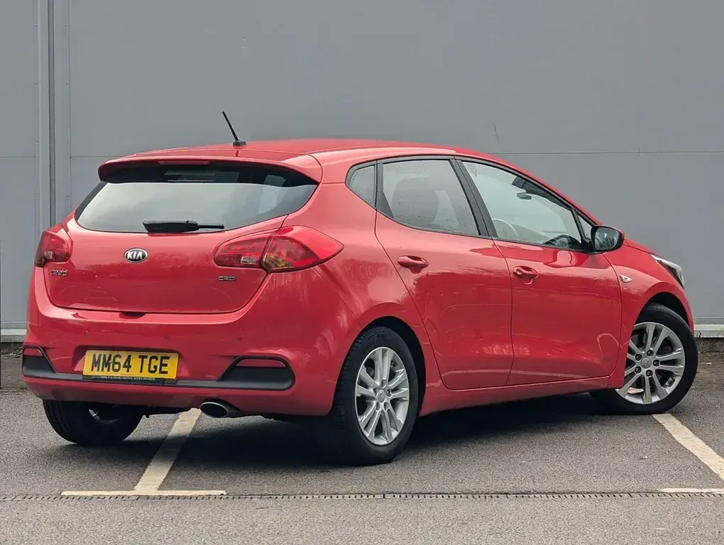 Usado Kia Ceed 89 HP (65 kW) 2015 Vermelho Citadino