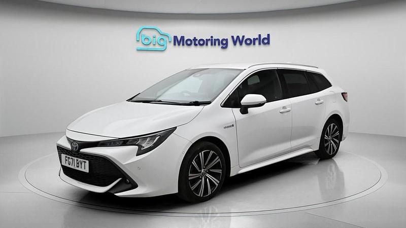 Used Toyota Corolla Design 184 HP (135 kW) 2021 White Estate