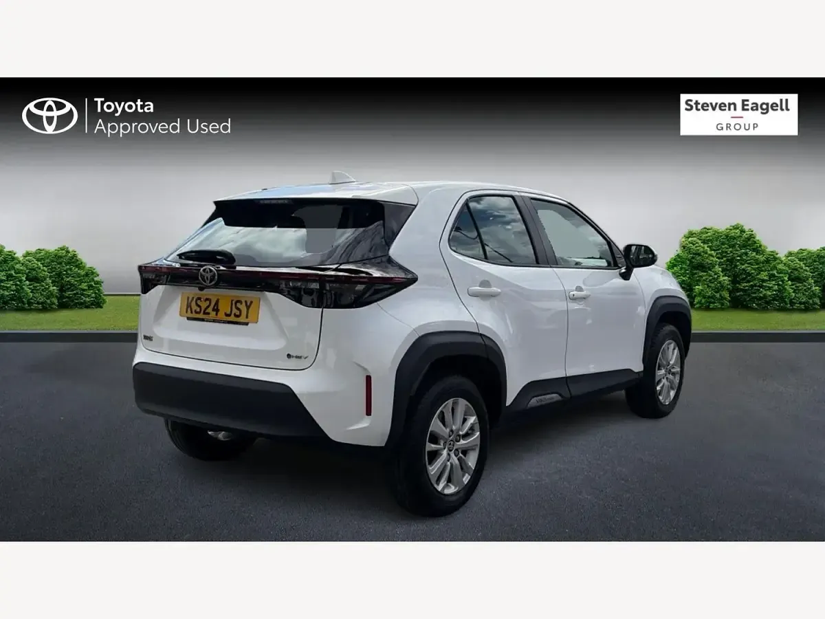 Used Toyota Yaris Hybrid 2024 White Hatchback