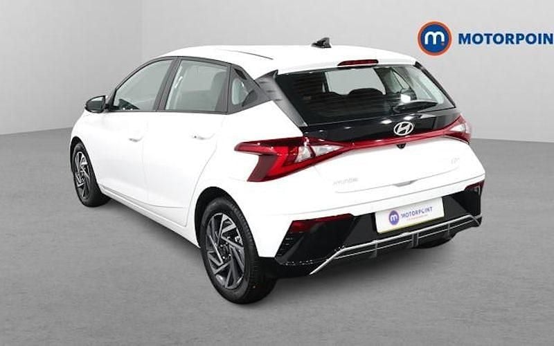 Used Hyundai i20 Advanced 101 HP (74 kW) 2024 White Hatchback