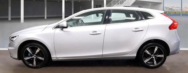 Used Volvo V40 R-Design 120 HP (88 kW) 2016 Silver Hatchback