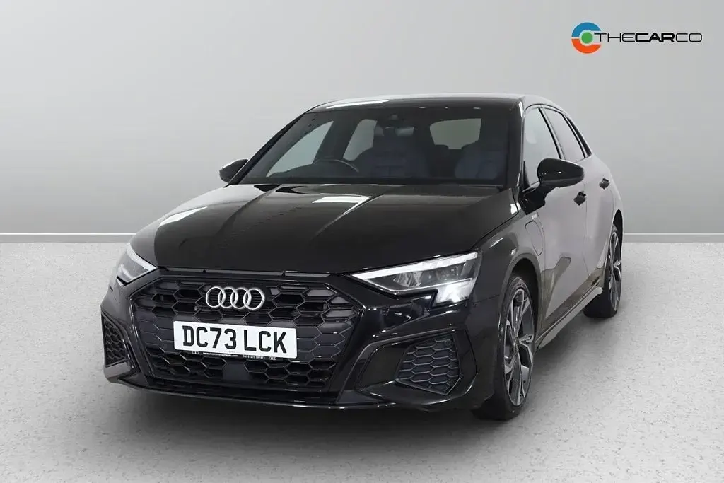 Begagnad Audi A3 Sportback e-tron Competition 2024 Svart Halvkombi