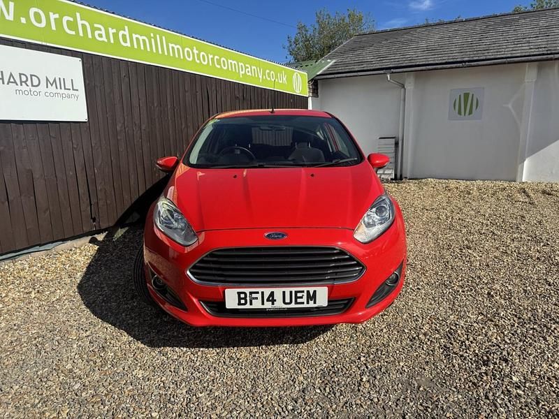 Usado Ford Fiesta Zetec 82 HP (60 kW) 2014 Vermelho Citadino
