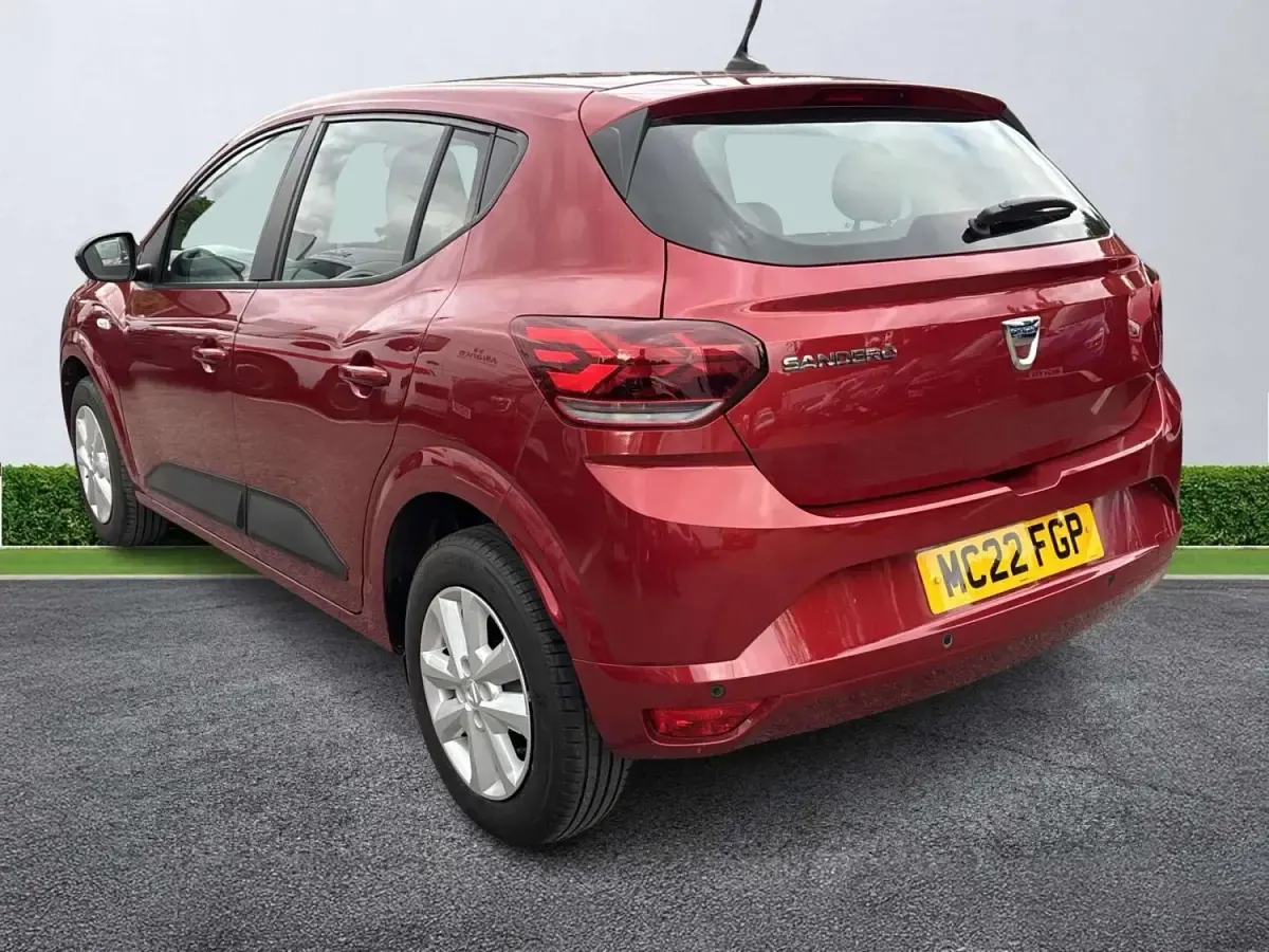 Usado Dacia Sandero Comfort 90 CV (66 kW) 2022 Rojo Utilitario