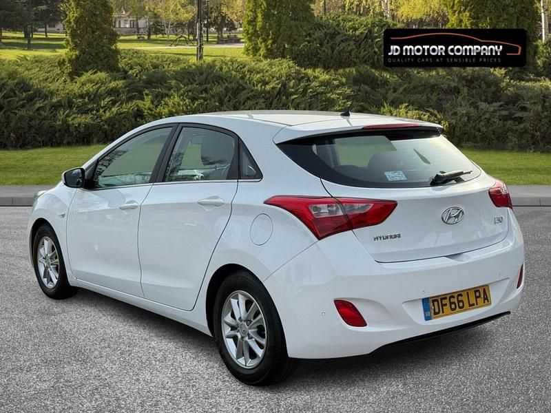 Used Hyundai i30 SE 110 HP (80 kW) 2016 White Hatchback