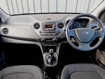 Used Hyundai i10 Premium 66 HP (48 kW) 2018 White Hatchback