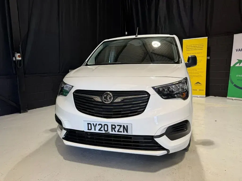 Käytetty Vauxhall Combo Sportive 100 HP (73 kW) 2020 Valkoinen Tila-auto