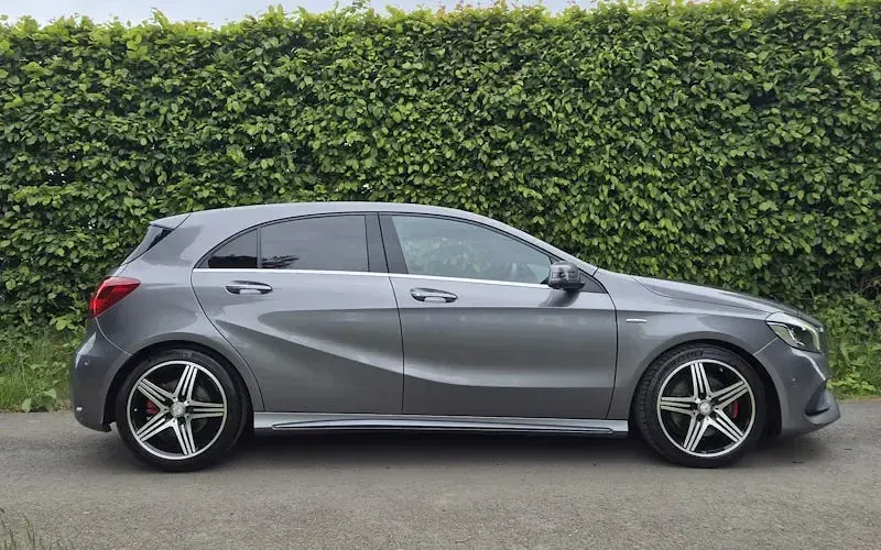 Usado Mercedes A250 Premium 218 HP (160 kW) 2017 Cinzento Citadino