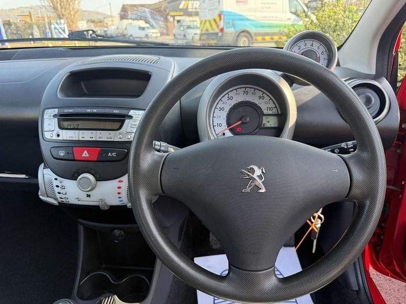 Used Peugeot 107 Active 68 HP (50 kW) 2014 Red Hatchback