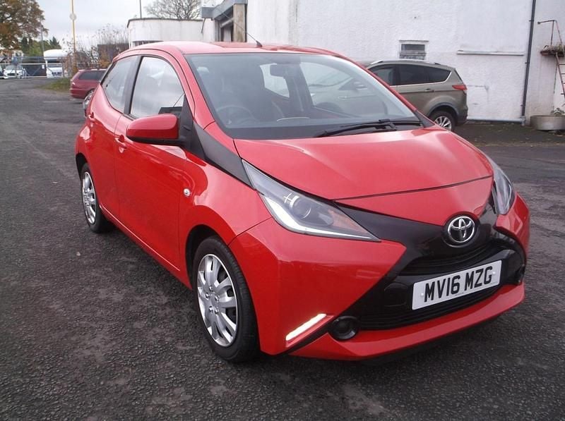 Used Toyota Aygo X-play 68 HP (50 kW) 2016 Red Hatchback