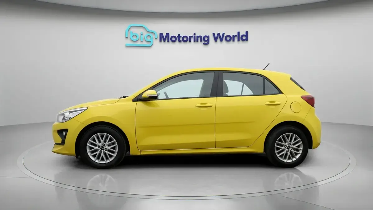 Used Kia Rio 101 HP (74 kW) 2022 Yellow Hatchback