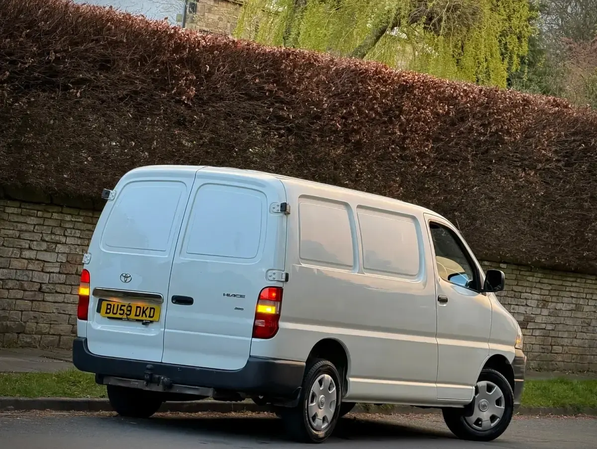 Used Toyota HiAce 120 HP (88 kW) 2009 White Van