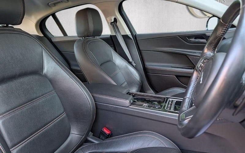 Used Jaguar XE Prestige 179 HP (131 kW) 2019 Sedan