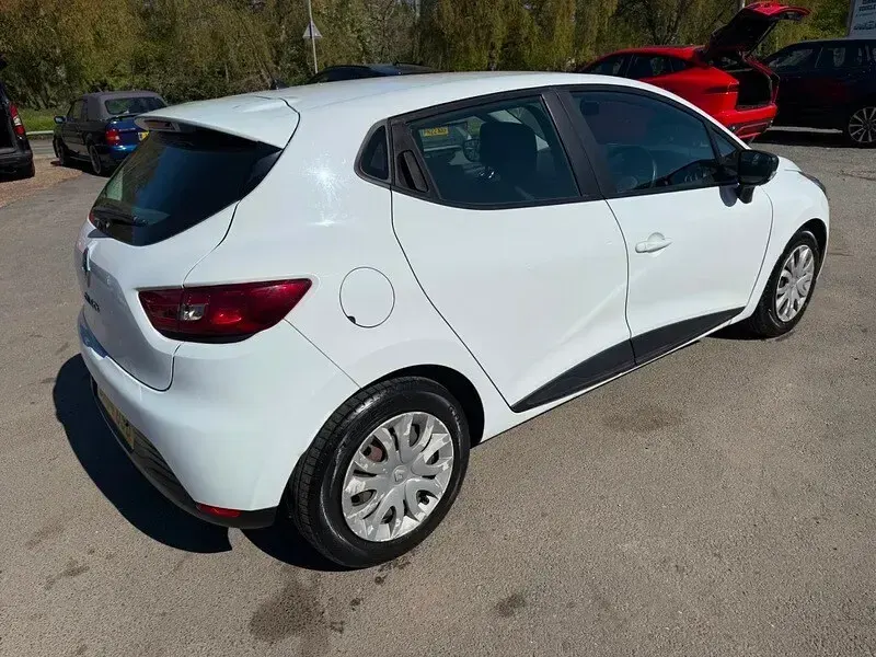Used Renault Clio IV Expression 75 HP (55 kW) 2014 White Hatchback