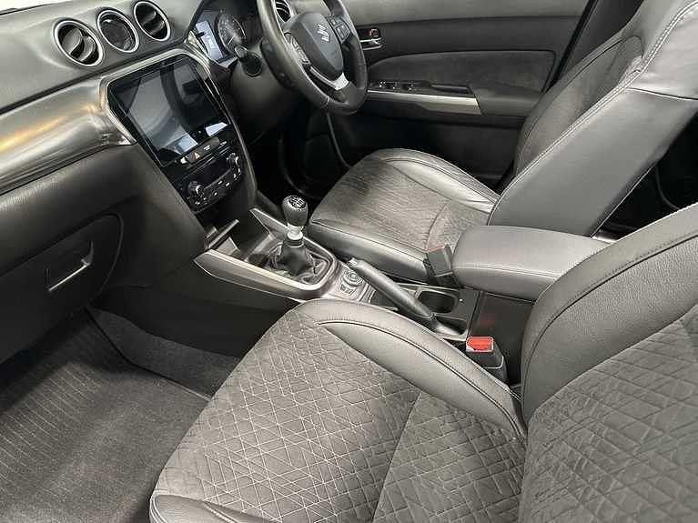 Used Suzuki Vitara 129 HP (94 kW) 2024 Pearl black metallic SUV