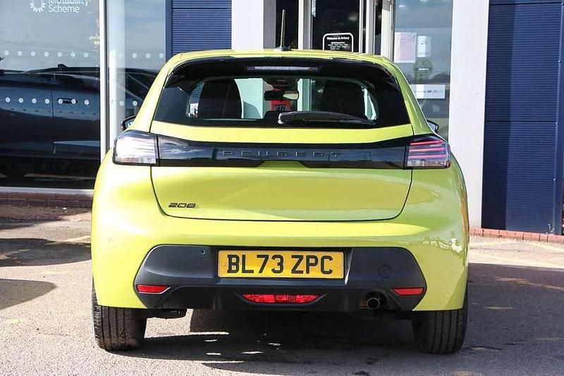 Used Peugeot 208 Active 101 HP (74 kW) 2024 Yellow Hatchback