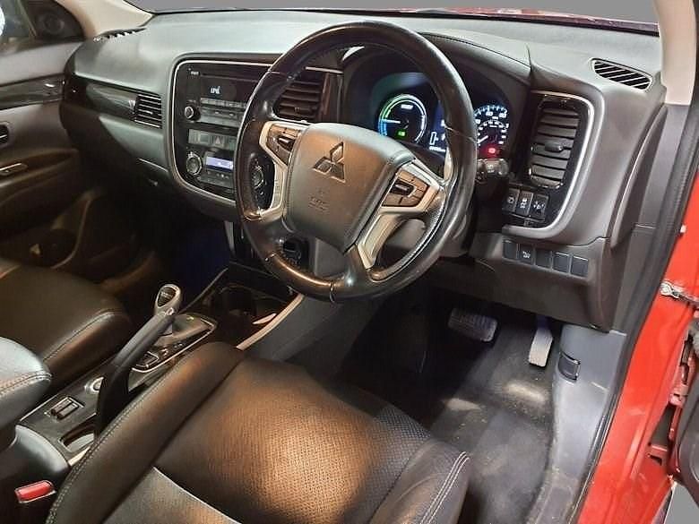 Used Mitsubishi Outlander 200 HP (147 kW) 2016 Red SUV