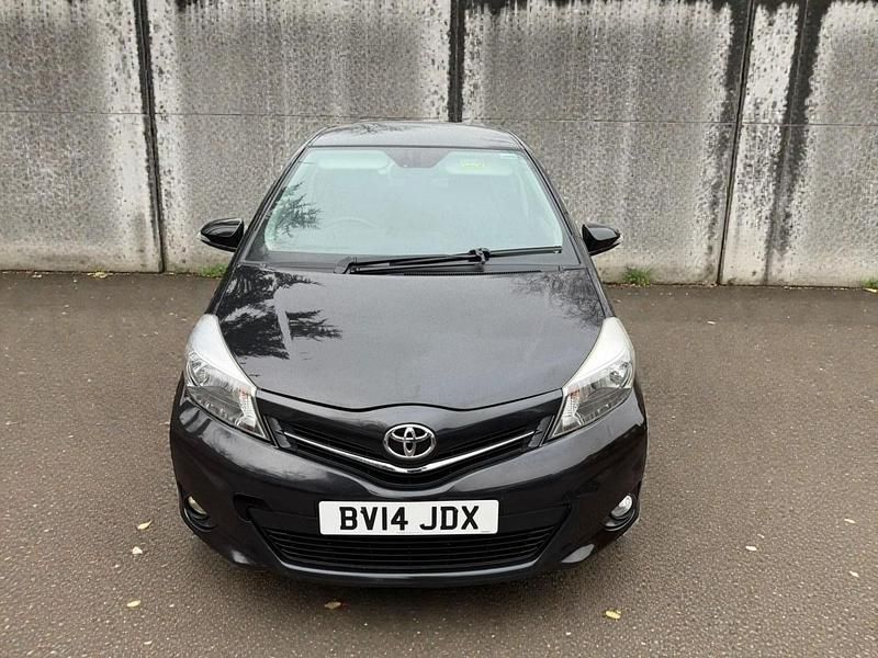 Begagnad Toyota Yaris 2014 Svart Halvkombi