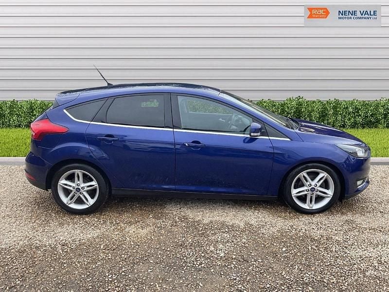 Used Ford Focus Titanium 120 HP (88 kW) 2016 Blue Hatchback