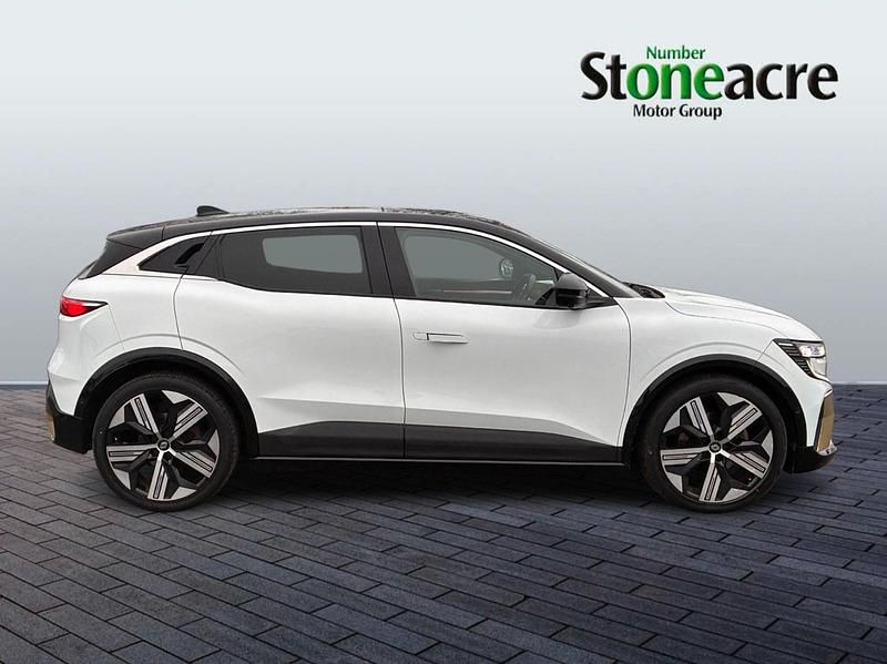 Begagnad Renault Megane E-Tech Iconic 161 kW (220 HK) 2023 Vit Halvkombi