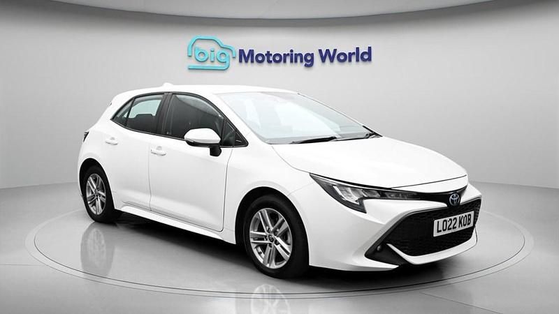 Used Toyota Corolla 122 HP (89 kW) 2022 White Hatchback