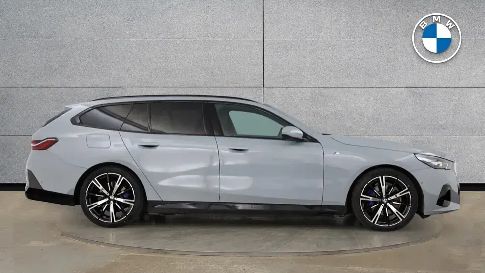 Usado BMW 530e M Sport 295 HP (216 kW) 2025 Cinzento Carrinha
