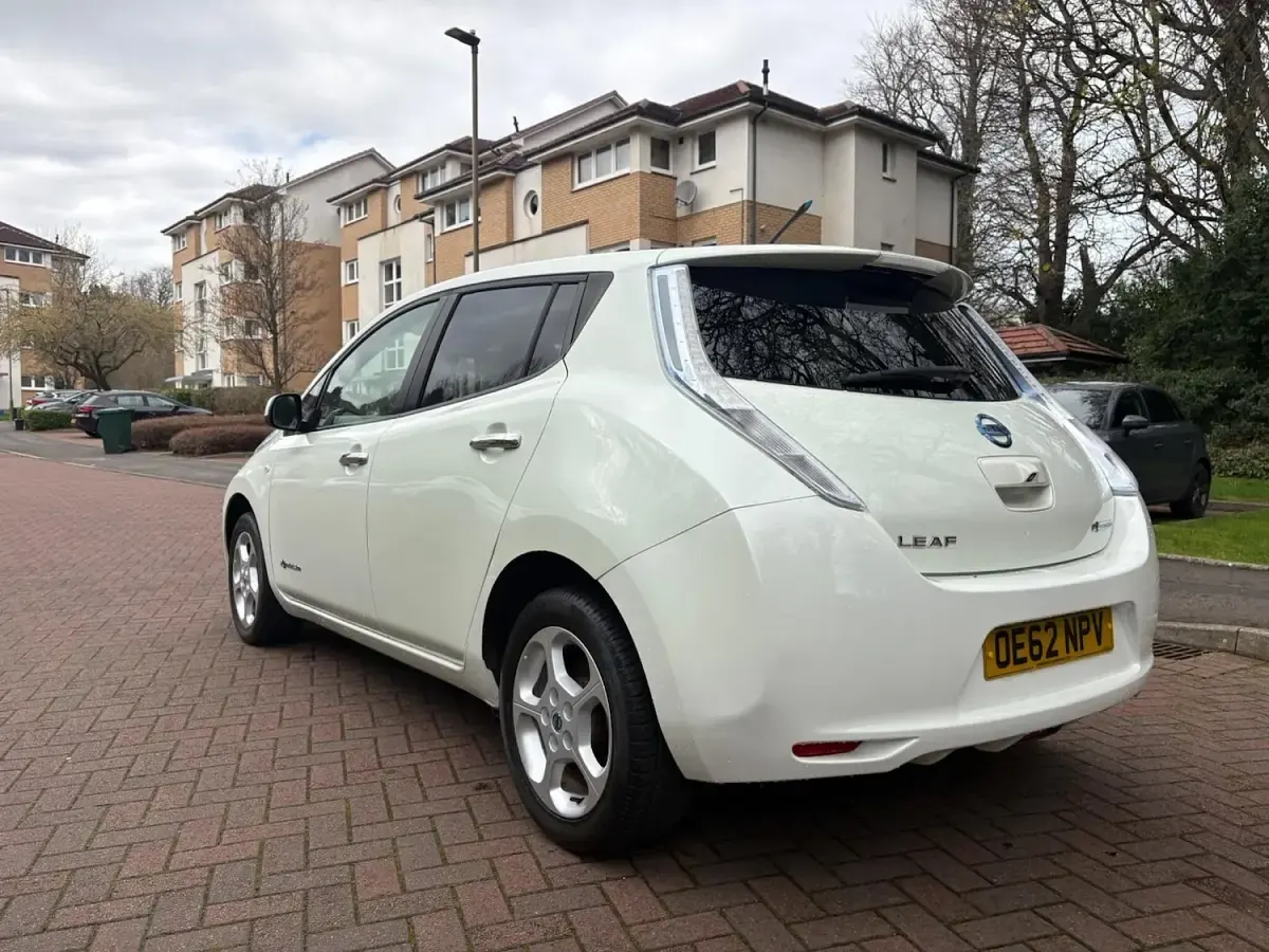Used Nissan Leaf 80 kW (109 HP) 2013 White Hatchback