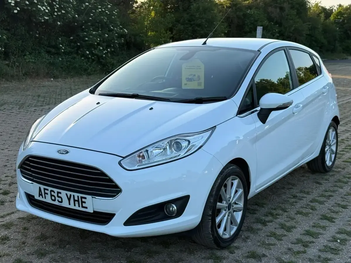 Used Ford Fiesta Titanium 100 HP (73 kW) 2015 White Hatchback