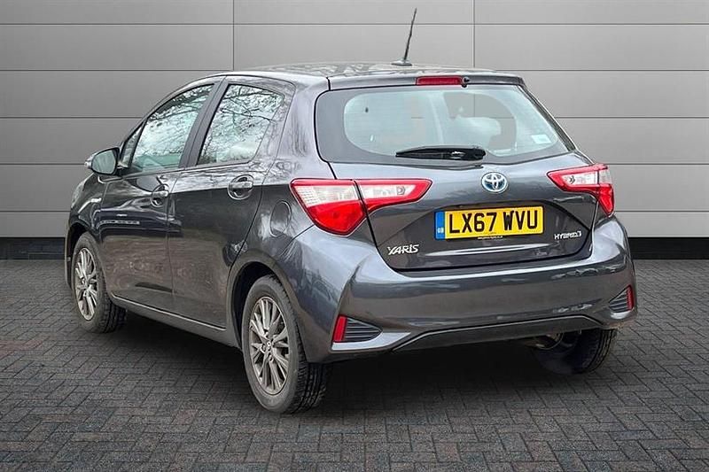 Used Toyota Yaris Hybrid 100 HP (73 kW) 2017 Grey Hatchback