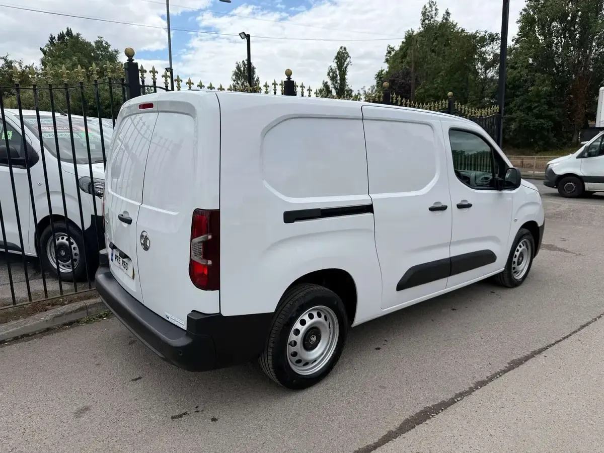 New Vauxhall Combo 100 HP (73 kW) 2026 White MPV