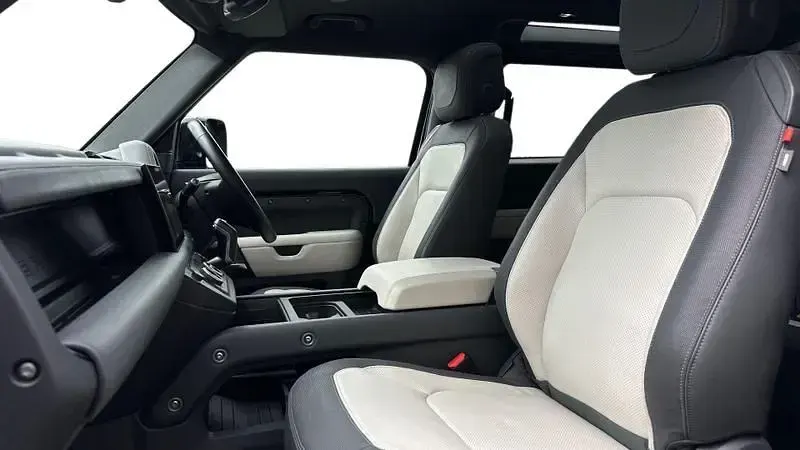 Käytetty Land Rover Defender HSE Dynamic 2023 Musta Katumaasturi