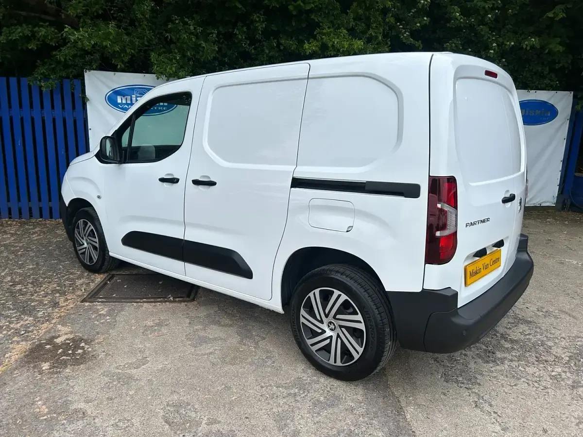 Used Peugeot Partner 131 HP (96 kW) 2021 White MPV