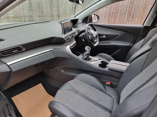 Used Peugeot 3008 Allure 130 HP (95 kW) 2019 White Hatchback