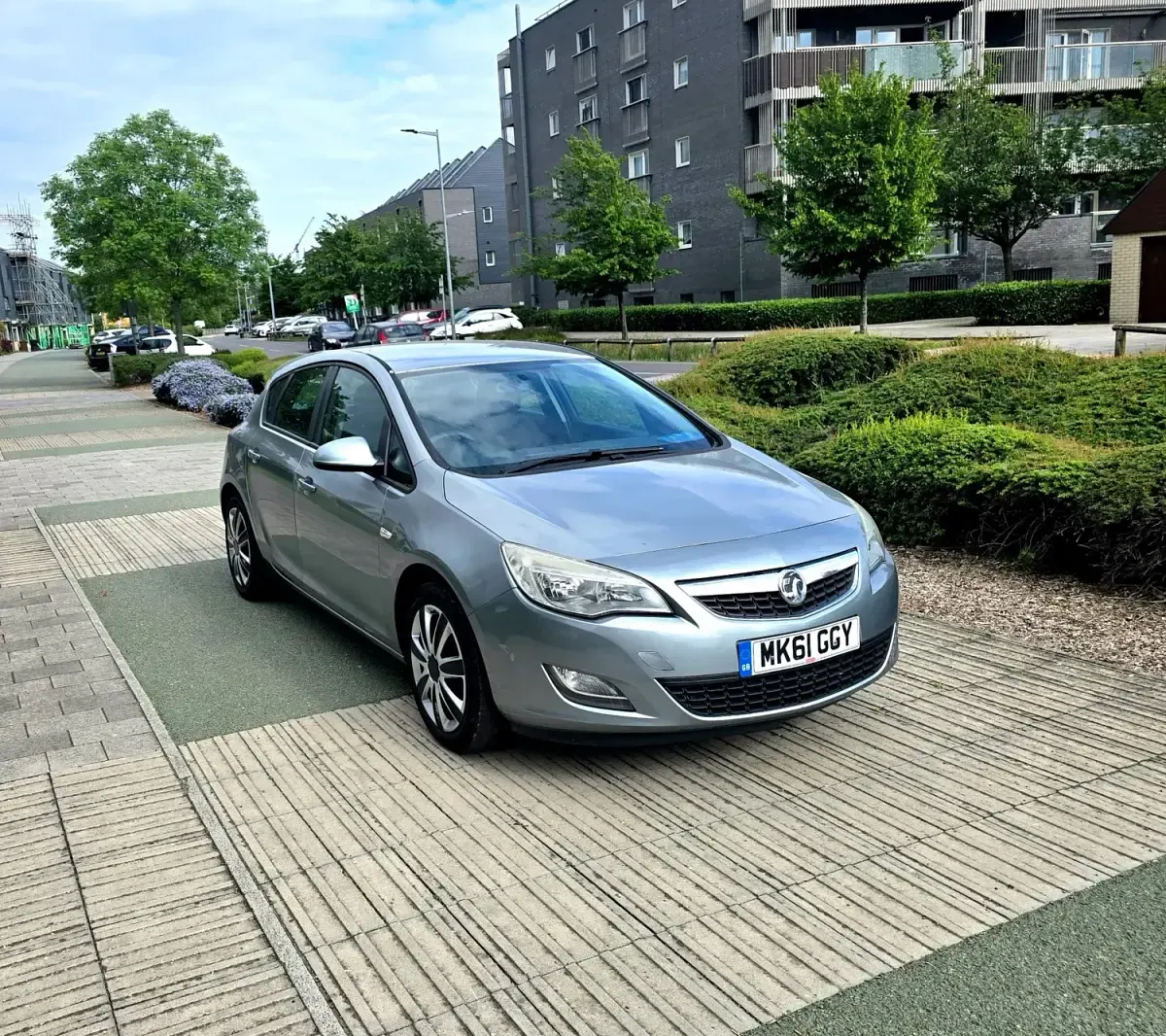 Second-hand Vauxhall Astra 2011 Argintiu Hatchback