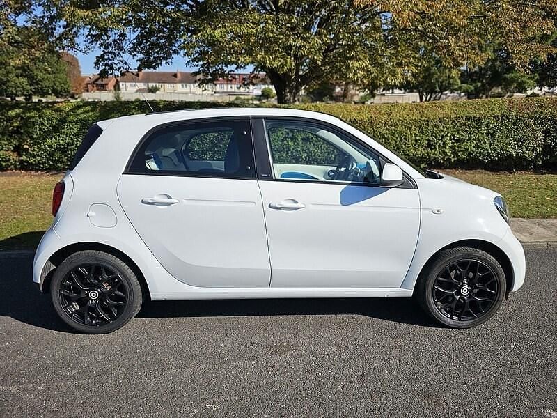 Used Smart ForFour Premium 71 HP (52 kW) 2016 White Hatchback