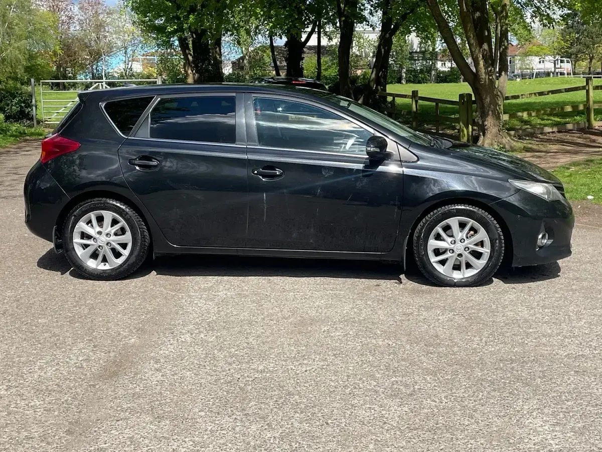 Used Toyota Auris 90 HP (66 kW) 2013 Black Hatchback